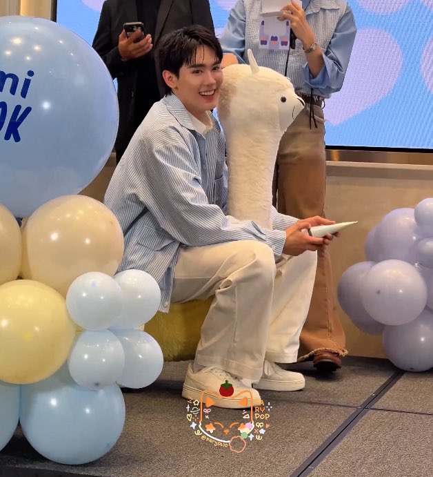 piearnk_'s tweet image. มีเด็ก 2ขวบ ตื่นเต้นที่ได้ขี่อัลปาก้าครั้งแรก ดีใจจนหกล้มก้นขมำกันเลยทีเดียว จิ๋วยังเล็กอยู่มากกก🦙✨🫳🏻

(ขออนุญาตเจ้าของคลิป/ภาพ ด้วยนะคับ🙏🏻)
BOOK X MAMI LOVELYTIME
#MAMIXBOOK