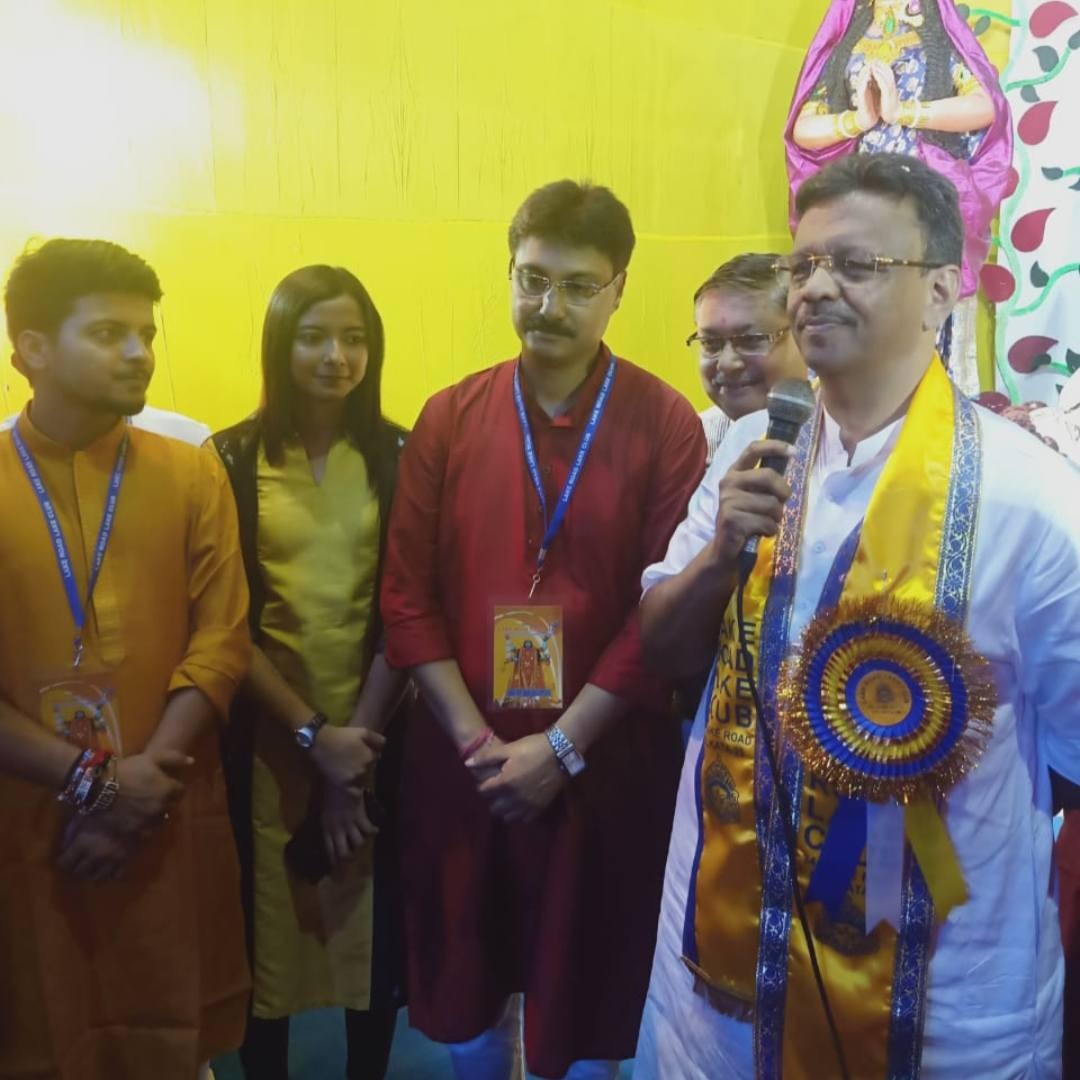 chhuti_is's tweet image. Manojit Mishra, key accused in South Calcutta Law College rape case, was accused of stabbing in 2013. In 2022, another student accused him of molestation. Yet he was employed as contactual worker on the recommendation of the Governing Body. Here he is with Bobby Hakim.