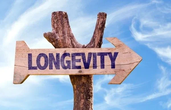 Longevity dediğimizde ölmemeyi veya hiç yaşlanmamayı değil! 
Yaşlandığımızda hala sağlıklı bir şekilde hayattan keyif alabilecek dirence sahip olmayı ifade ediyoruz. 
Paylaşacağım videolar da ne demek istiyorum daha iyi anlayacaksınız: 🧵