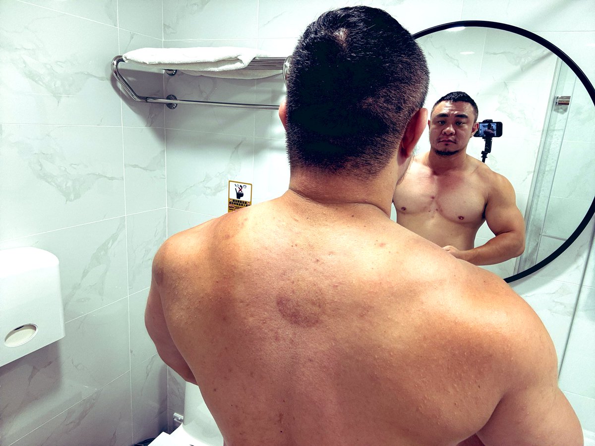 我的背，最近太陽太大了，臉好黑喔😖