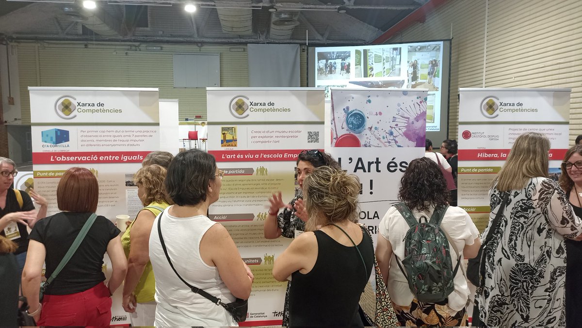 A l'espai Compartim de la jornada de #xarxadecompetències podem veure bones pràctiques dels centres i alhora intercanviem idees.  Ambient distès, de posar en valor el que fem des de l'escola!