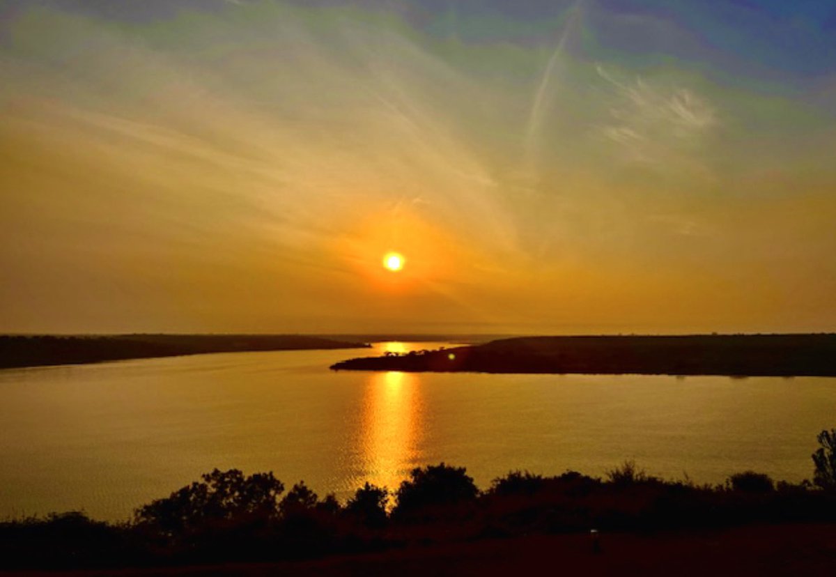 MgubaaXs's tweet image. Amanecer en el canal Kazinga, un lugar lleno de hipopótamos, cocodrilos, búfalos y elefantes es de esas cosas que quedan en tu retina… 📸💙