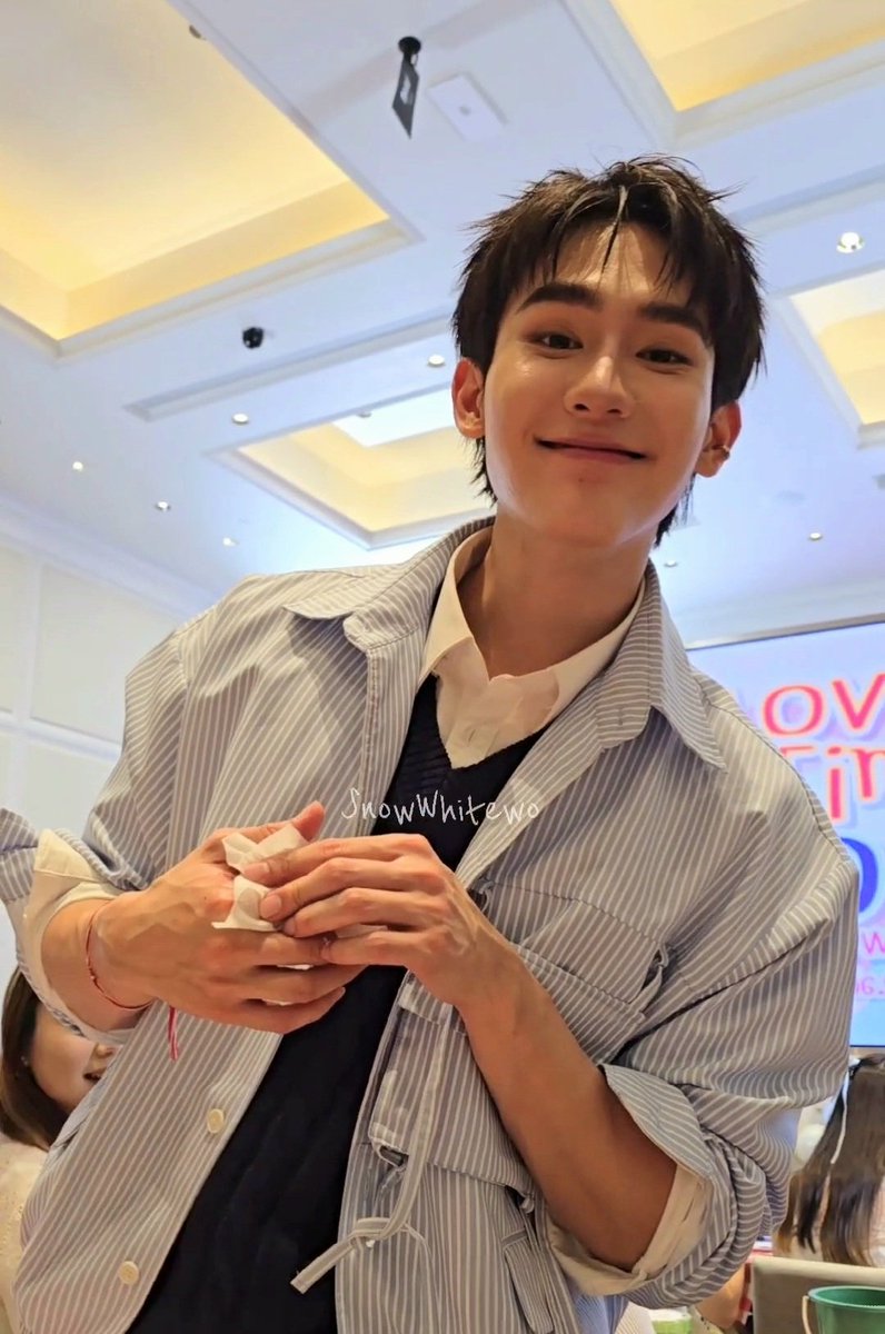 SnowWhitewo's tweet image. ยิ้มกระเบนที่จริงใจจจจ~~ 😆🥰🫶🏻🍅✨️
.
.
ถ้าในอนาคตเกิดมีเรื่องเครียดวันไหน
แม่จะมองรอยยิ้มที่บุ๊ควาดบนกระถางให้น้าาา
จะได้รู้ว่า..มีเรื่องเครียดกว่าาา แฮร่!!!!!
หยอกๆๆ รักนะจ้ะะะะ55555555555555

BOOK X MAMI LOVELYTIME
#MAMIXBOOK
#kasibook @kasibook
#ชาวบรรณา #เจ้าพวกมะเขือเทศ