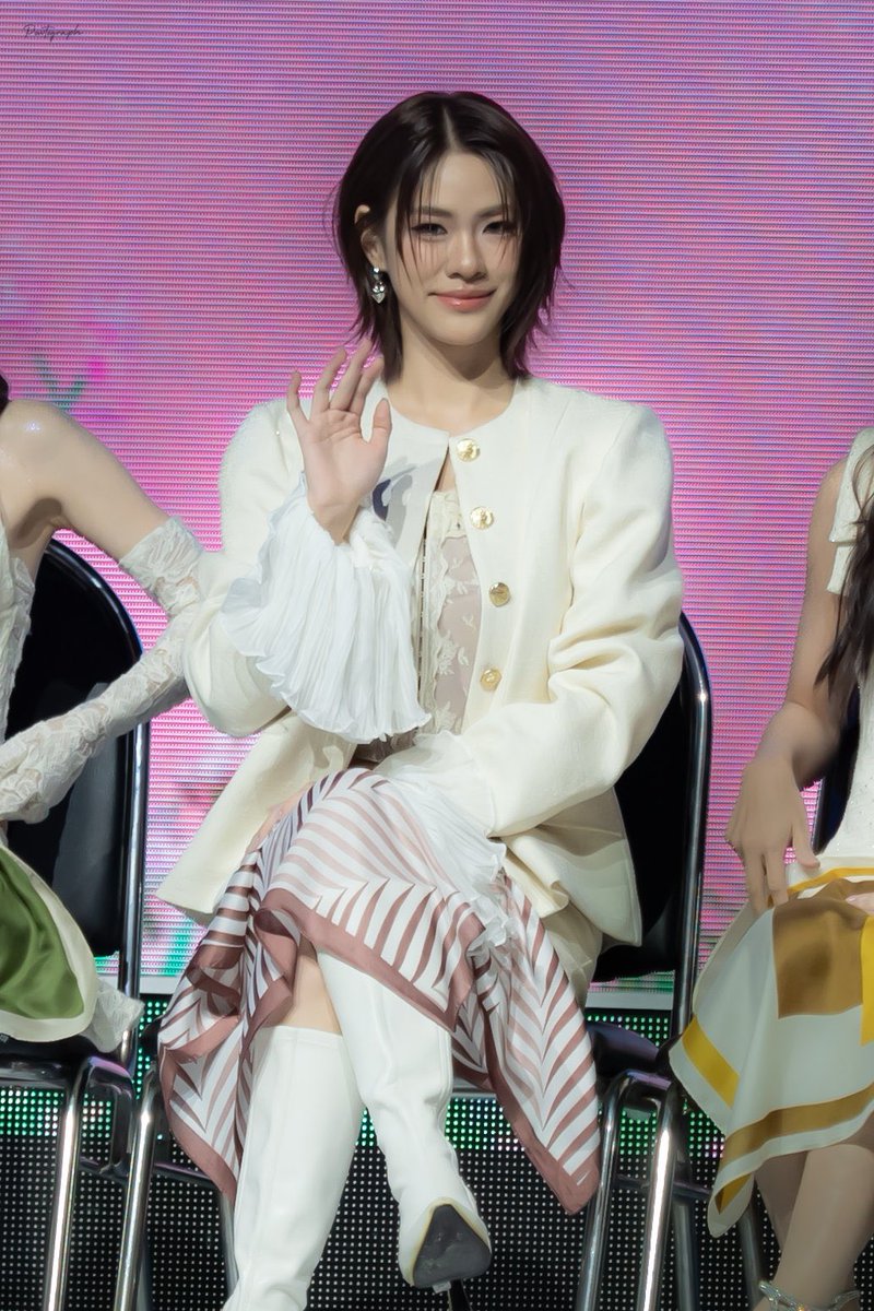 beobonmi's tweet photo. คนสวยขา วันนี้จะได้เห็นพี่เปร่งประกายเต็มที่แล้วจริงๆ สู้ๆนะคะ🥺🦋✨

EMIBONNIE 1ST STAGE
#BBFanFestD1

#BBconcertxEmiBonnie
#emiamily #beonnnie 
#EmiBonnie #เอมี่บอนนี่ https://t.co/xsFNMwvLVF