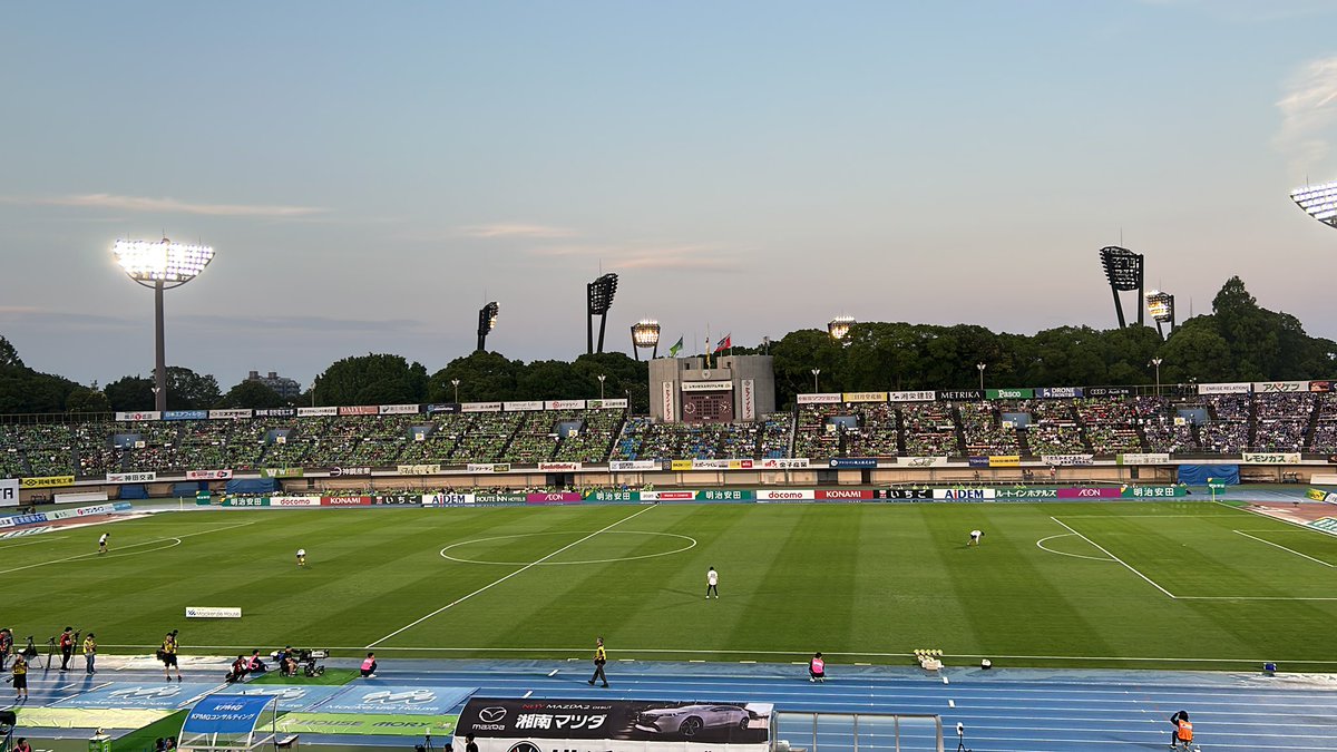 本日はレモンガススタジアム
#湘南ベルマーレ 対 #横浜F・マリノス 
気持ちいい夏の夕暮れ、サッカー観戦日和です
#湘南横浜
