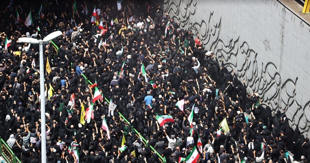 masaf_fa's tweet photo. خیابان‌ها پر شدند از مردمی که آمده بودند بگویند: راه شهدا ادامه دارد 
 #شهدای_اقتدار https://t.co/cYaR2g1JKP