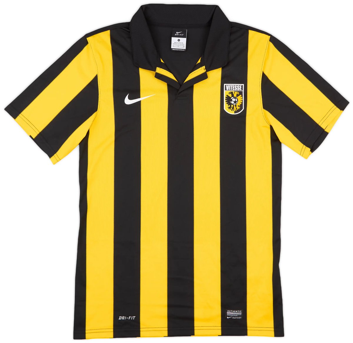 Weet iemand waar ik aan dit shirt van 2012/13 kan komen? Kan het nu niet op Vinted of Marktplaats vinden, dus kent iemand nog een site? Of is het gewoon een kwestie van Marktplaats in de gaten houden?😅 #Vitesse