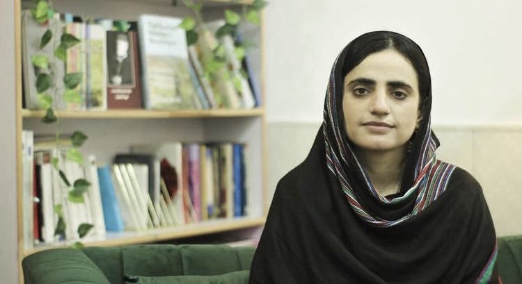 MahrangBaloch_'s tweet image. ڈاکٹر ماہ رنگ اور ان کے ساتھی، تھری ایم پی او کی مدت ختم ہونے کے باوجود غیر قانونی طور پر قید میں ہیں
بلوچ یکجہتی کمیٹی کی رہنما ڈاکٹر ماہ رنگ بلوچ اور بیبو بلوچ کو 22 مارچ 2025 کو غیر قانونی طور پر گرفتار کرکے کوئٹہ کی ہدہ جیل میں تھری ایم پی او (3MPO) کے تحت قید کیا گیا تھا۔…