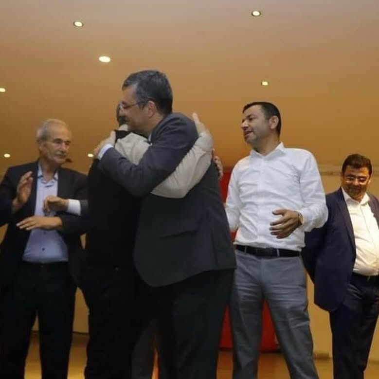 Yüksel Kepenek (@kepenek_yuksel) on Twitter photo Tarih: 14 Ekim 2023
Yer: Denizli Halk Eğitim Merkezi
Yeni bir dönemin ilk meşalesinin yakıldığı günlerde de yanındaydım, şimdi de… Sonuna kadar yanında olmaya devam edeceğim GENEL BAŞKANIM…<a href="/eczozgurozel/">Özgür Özel</a> Tarih: 14 Ekim 2023
Yer: Denizli Halk Eğitim Merkezi
Yeni bir dönemin ilk meşalesinin yakıldığı günlerde de yanındaydım, şimdi de… Sonuna kadar yanında olmaya devam edeceğim GENEL BAŞKANIM…<a href="/eczozgurozel/">Özgür Özel</a>