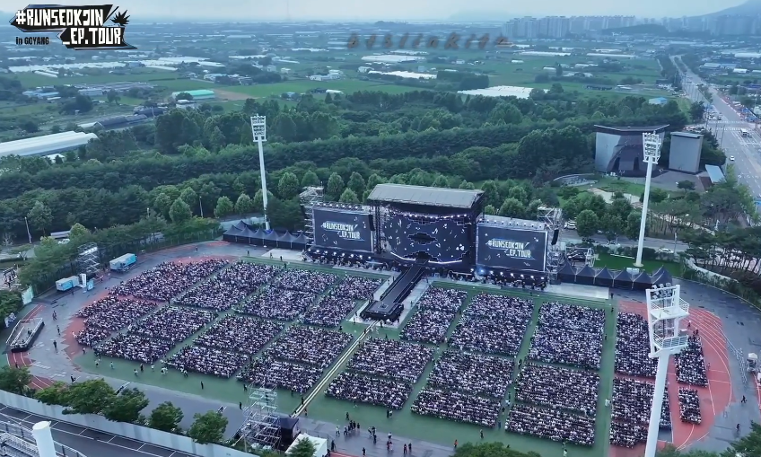 OMG THE STAGE!! 

JIN LIVE IN GOYANG DAY 1 
#RUNSEOKJIN_epTOUR 
#RUNSEOKJIN_epTOUR_GOYANG