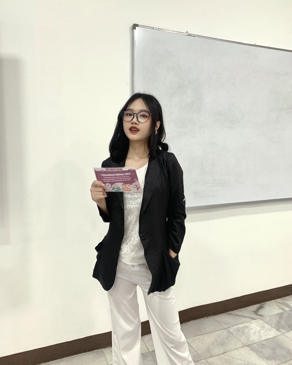 hi guys! 

aku MC (Master of Ceremony) yang sudah berpengalaman membawakan acara semi/formal atau non formal di berbagai event 

kalo kalian butuh MC di sekitar jabodetabek boleh dm aku ya! 🙆🏻‍♀️🤍