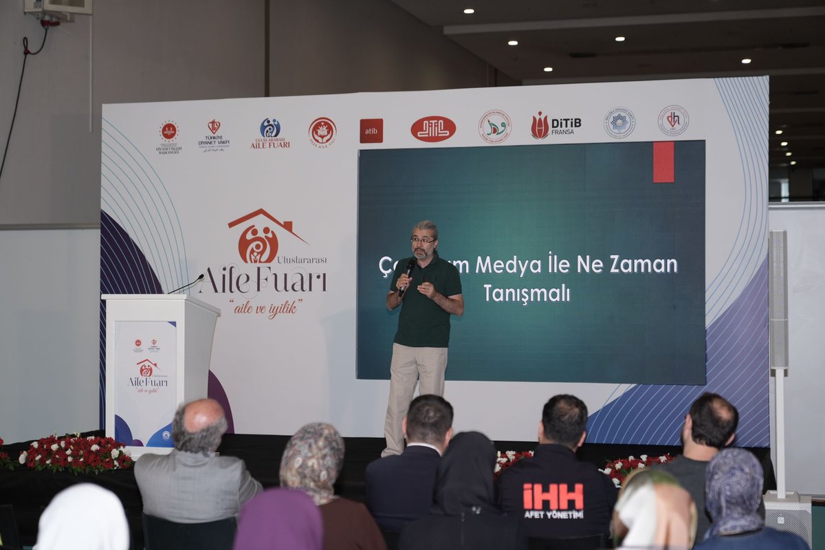 ailefuari's tweet photo. Darüşşifa Söyleşileri, Ailenin Geleceği: Fıtrat Düzeni" başlıklı söyleşi Adnan Yılmaz'ın moderatörlüğünde, Yusuf Kaplan'ın katılımıyla gerçekleştirildi. #AileVeİyilik #aileneiyibak https://t.co/GPNreUm7df