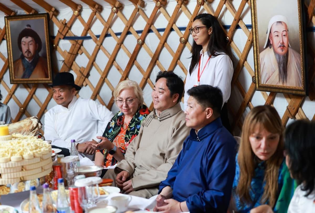 <a href="/Zavhan0128/">ULIASTAIN KHUU</a> Тойроод суусан хүмүүсийнхээ яриаг ойлголж л суудаг байх да🤦🏻‍♂️