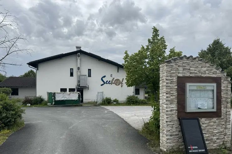 Am Wochenende wollten der Neue-Medien-Journalist "Digitaler Chronist" und einige hundert Neue-Medien-Konsumenten ein Zusammentreffen bei Musik und Bewirtung im Hotel Seehof am Aartalsee von Hotelbetreiber Ioannis Arabatzis durchführen.
Das zweitägige Zusammentreffen wäre das