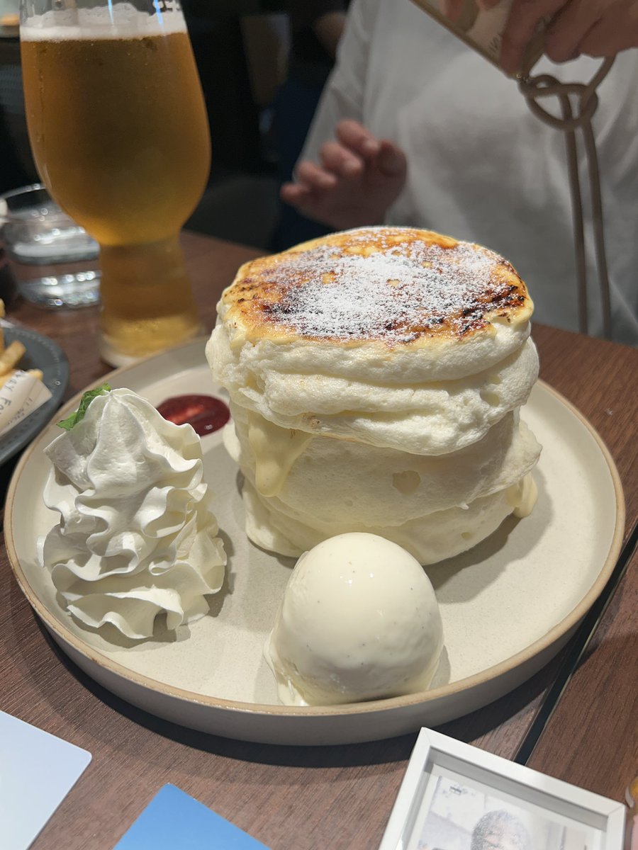 Yurin21_K's tweet photo. 東京お23の512 CAFE&GRILL行って来た〜🥞
席も同じところ座れて幸せ😊
パンケーキがフワフワで美味しかった💗
#andTEAM #Blue10 https://t.co/aUp8OB4z99