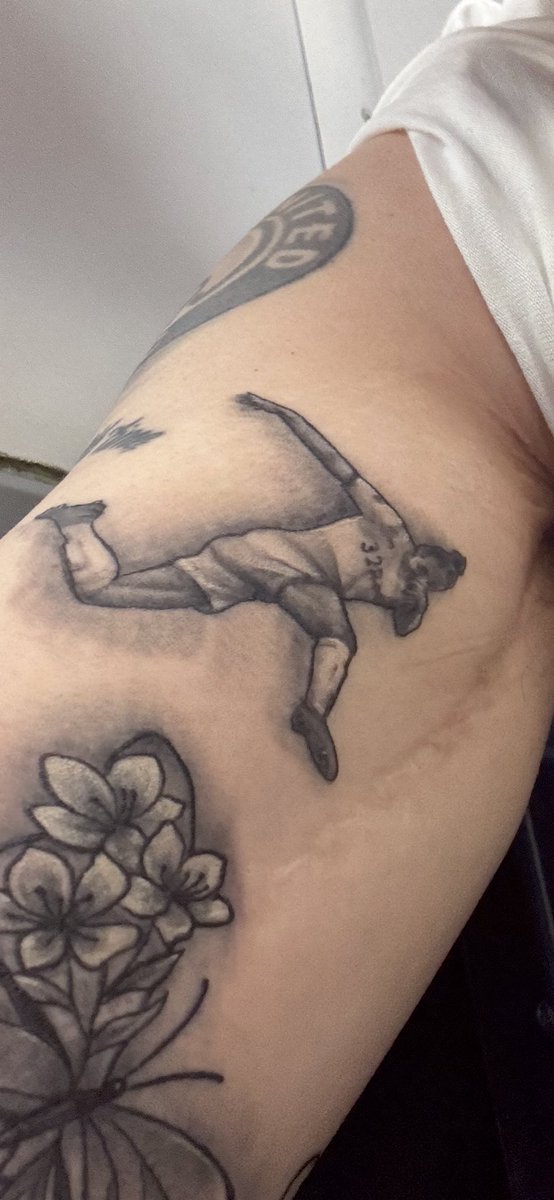 RickardoCrew's tweet photo. Ignore the scar from the bionic bicep 😂 … had to get the goat added 🐐 .. IYKYN .. that goal tho 😍 @LUFC let’s somehow get him to see this don’t think he’s on here anymore 💛🤍💙@LiamCooper__ @JuniorFirpo03 @StruijkPascal @dallas_stuart #lufc #mot https://t.co/mMbtzH7AkA