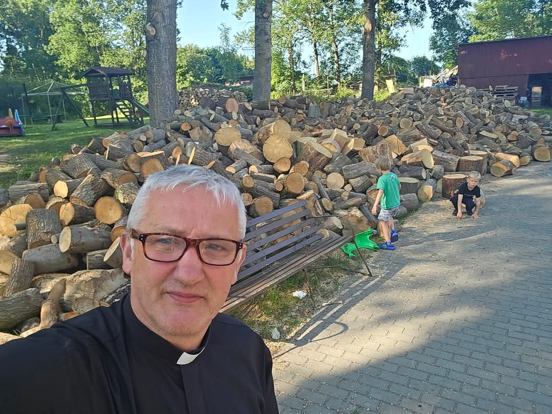 Morze drewna, ale radość, ale... kto to porąbie?

Dzięki ofiarności darczyńców, bodajże po raz pierwszy, udało nam się zgromadzić w miarę bezpieczną ilość opału dla naszego domu samotnej matki Mamy Dom. Z drewnem jest tak, że trzeba gromadzić je nie na najbliższy sezon grzewczy,