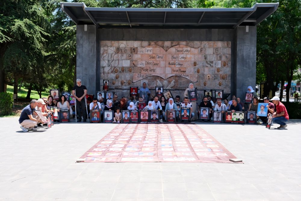 📢855. HAFTA: RAMAZAN YÜCE’NİN FAİLLERİ SORULDU

Şubemiz ve kayıp yakınları olarak “Kayıplar Bulunsun, Failler Yargılansın” eylemimizin 855. haftasında,

Diyarbakır’ın Silvan ilçesinde, 29 Haziran 1992 tarihinde kimliği belirsiz kişilerce silahlı saldırı sonucu hayatını kaybeden