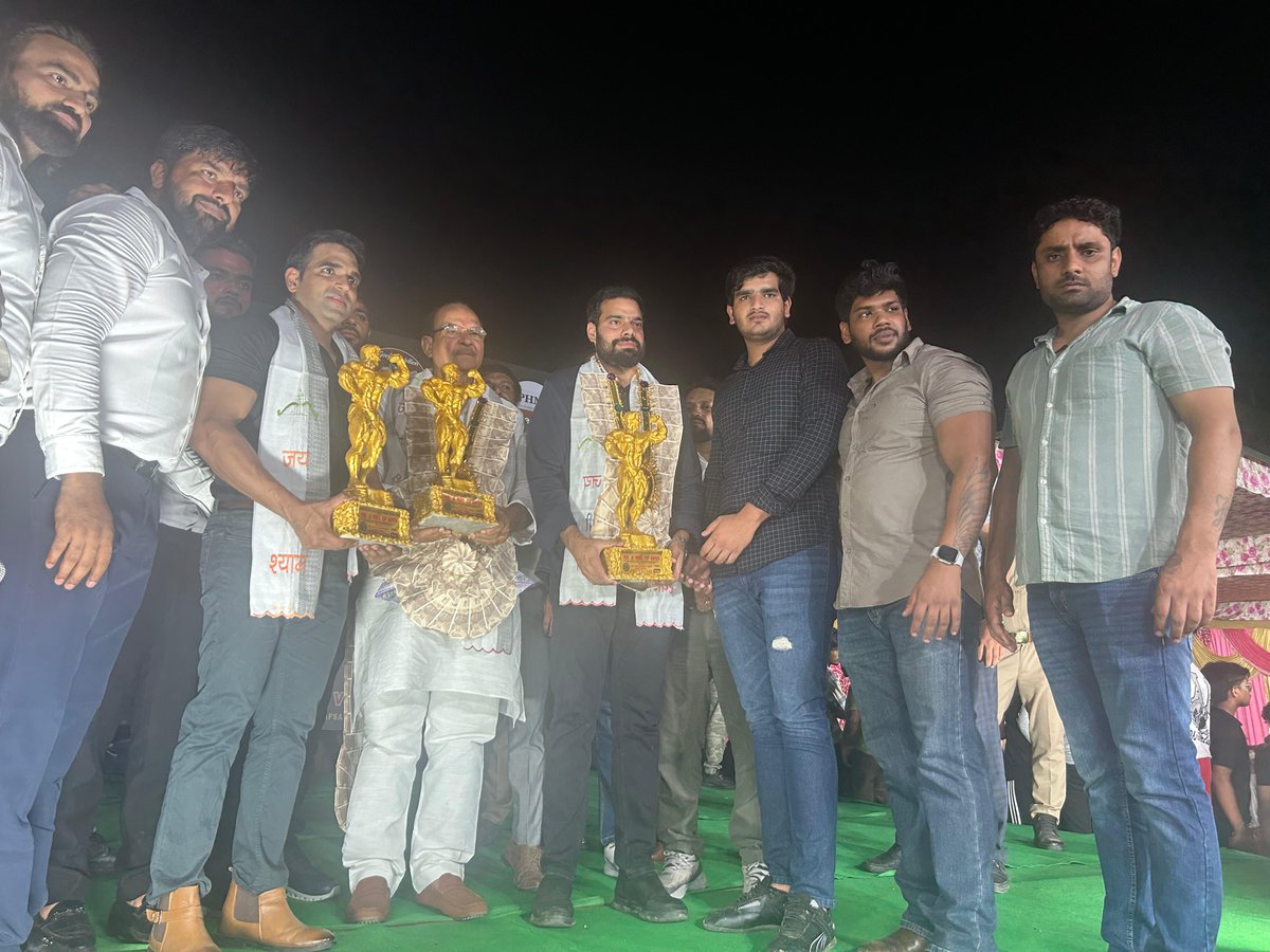 गाजियाबाद, विजय नगर स्थित राम लीला मैदान में आयोजित भव्य बॉडी बिल्डिंग प्रतियोगिता में मुख्य अतिथि के रूप में शामिल हुआ। युवाओं का जोश और फिटनेस के प्रति उनका समर्पण देखकर गर्व महसूस हुआ।