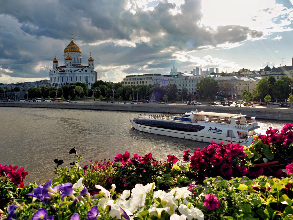 PEKHTography's tweet photo. A boat glides under stormy clouds, while flowers bloom brightly in quiet defiance πΈβοΈ Life flows and blossoms β just like the city itself ππ₯οΈ #FlowAndBloom
#cathedral #moscow #river #boat #flowers #sky #clouds #cityscape #architecture #gold #nature #urban https://t.co/pPGqgTy4Kz