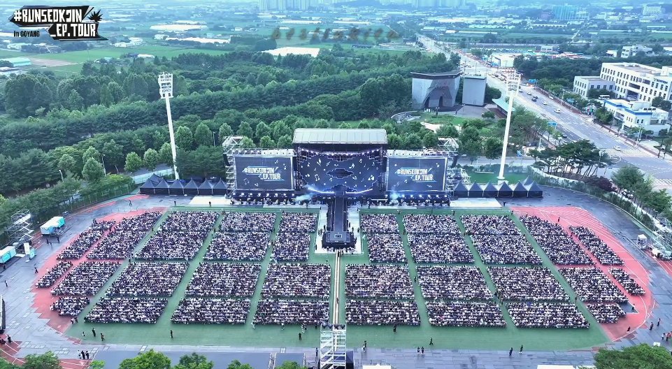 btschartsdailyc's tweet image. WE ARE SO PROUD OF YOU JIN !! 

JIN LIVE IN GOYANG DAY 1 
#RUNSEOKJIN_epTOUR 
#RUNSEOKJIN_epTOUR_GOYANG