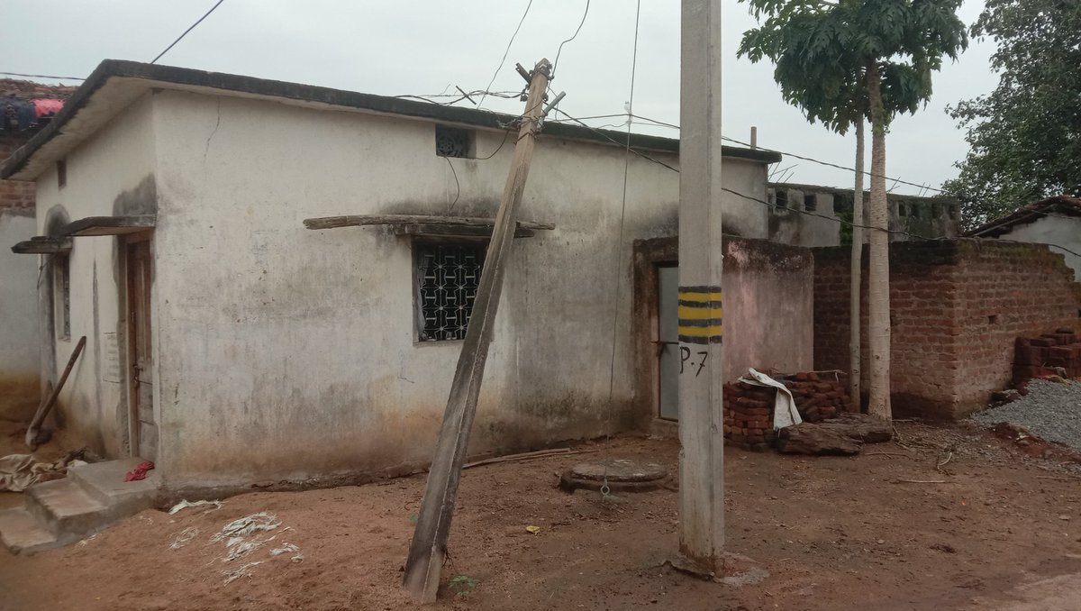 PHFnuapada's tweet photo. At the house of Hiradhar Tandi, At- Gudveli GP- Duajhar, Dist- Nuapada,an electric pole has fallen onto the roof and is live with current. In this rainy season it poses a severe danger and could lead to a fatal accident Kindly take immediate action to remove it safely906132062360 https://t.co/OQHLUlEeZO