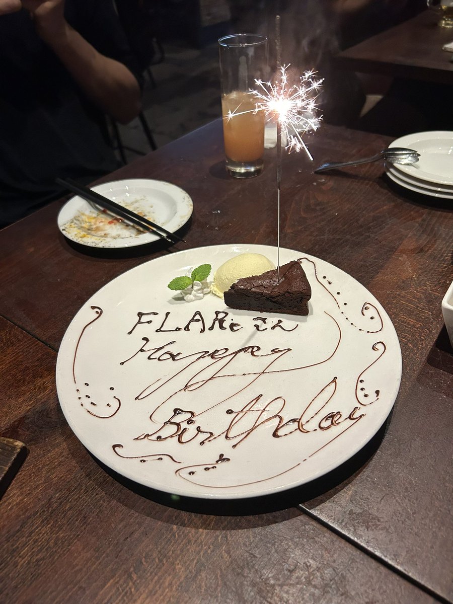 今日はFE九州会のオフ会です✨
takeさんとふかみーぬさんになんと…
誕生日を祝っていただきましたー🥳

誕プレをいただき、サプライズのケーキまで🤩
最高のオフ会でした！！！