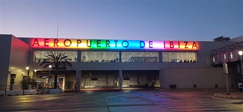 🛫🏳️‍🌈 Los #aeropuertos de Alicante-Elche Miguel Hernández, Valencia, Menorca e Ibiza se suman al Día Internacional del #OrgulloLGTBI+ iluminando sus instalaciones.