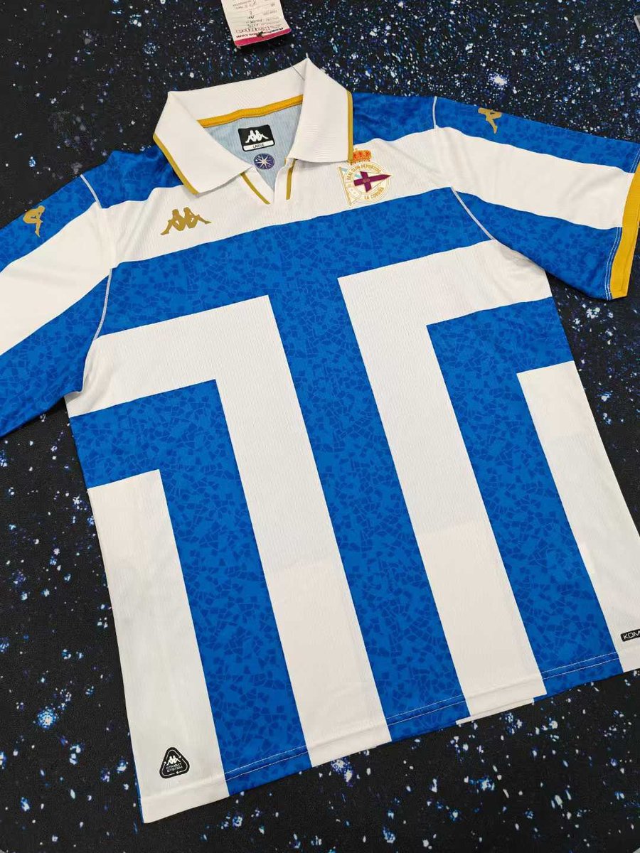 SomosDepor's tweet photo. 🚨 𝐏𝐎𝐒𝐈𝐁𝐋𝐄 𝐅𝐈𝐋𝐓𝐑𝐀𝐂𝐈𝐎́𝐍 | Equipaciones del Dépor 25/26  (@melenasdeyurre7)👕

🔵 𝐋𝐀 𝐏𝐑𝐈𝐌𝐄𝐑𝐀: azul y blanca clásica con detalles dorados ✨
 🔴 𝐋𝐀 𝐒𝐄𝐆𝐔𝐍𝐃𝐀: roja con un mosaico rompedor en la parte baja 🔥

 🤔 ¿Sensaciones?

❤️ - "Me gusta" 🔁 - "RT" si no te convence