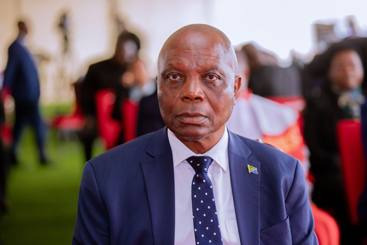 Rais wa Jamhuri ya Muungano wa Tanzania, Mhe. Dkt. Samia Suluhu Hassan akimuapisha Mhe. Balozi Simon Nyakoro Sirro kuwa Mkuu wa Mkoa wa Kigoma kwenye hafla iliyofanyika Ikulu Chamwino mkoani Dodoma tarehe 28 Juni, 2025.