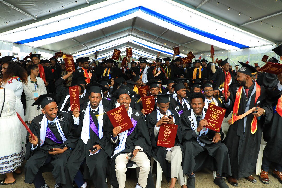 አአዩ በ75 ዓመታት ጉዞው የሰመሩሉት ታላላቅጉዳዩች ቢኖሩም ያልተሳኩለትም ይኖራሉ::ጎልቶ የሚታየው ስኬቱ ድንቁርናን የተጠየፈና የናቀ ትውልድ ማፍራቱ ነው::ሆኖም በፈቃዳቸው ድንቁርናን መጎናፀፊያ ላደረጉ ግን ዩኒቨርስቲው ሀላፊነትሊወስድ አይገባም