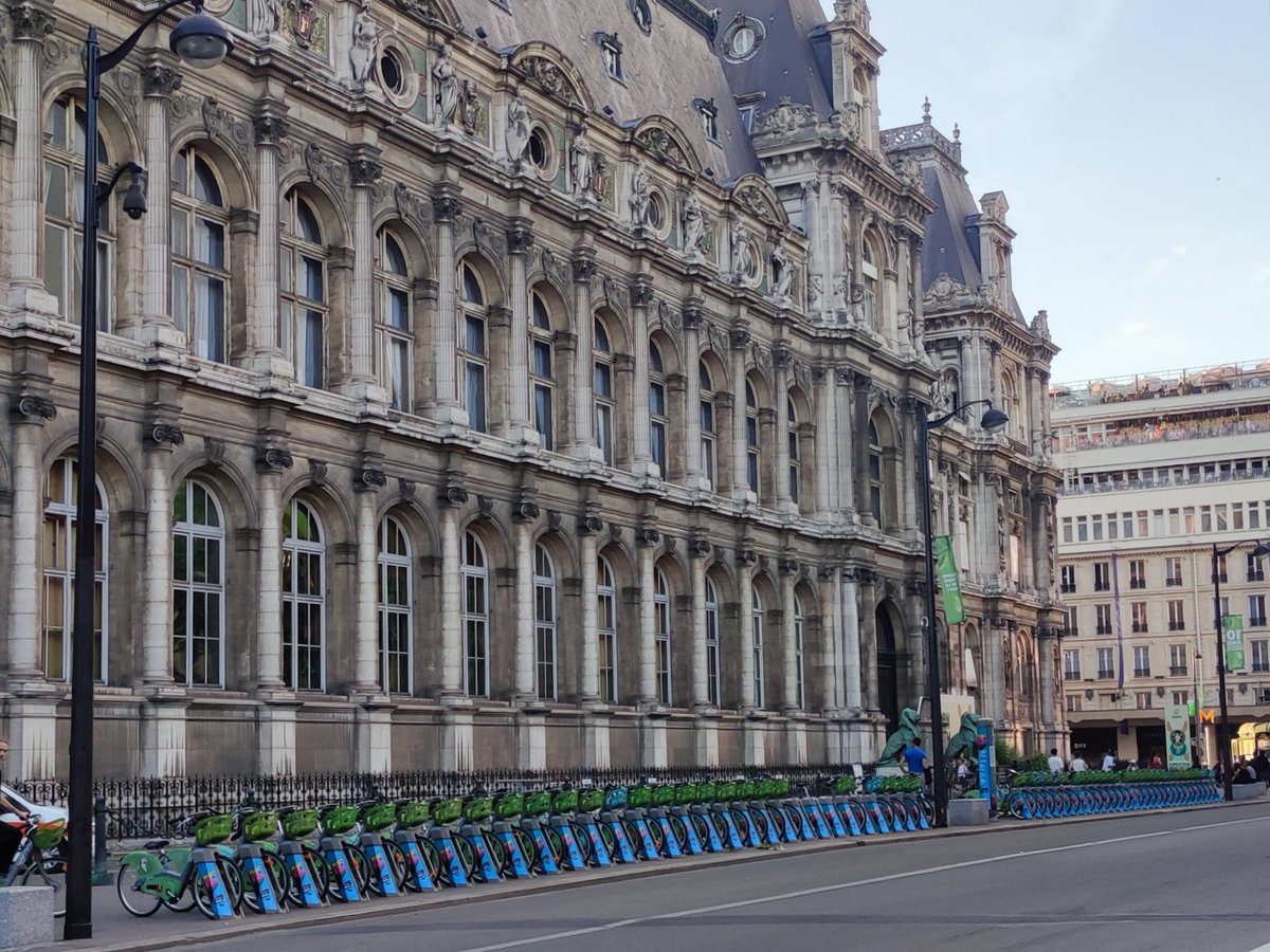 petitartmateur's tweet photo. Un moment suspendu rue de Lobau avec les Vélib' aux couleurs de la Fnac Live devant l'Hôtel-de-Ville de #Paris #festival #fnaclive https://t.co/FqmtCqLLjm