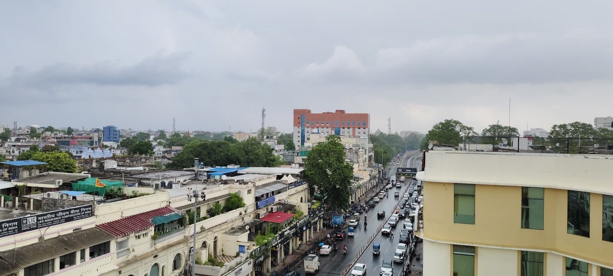 bstvlive's tweet image. 🚨लखनऊ : राजधानी में तेज आंधी से बदला मौसम🚨

🌬️ तेज हवाओं से तापमान में गिरावट
🌞 आंधी से भीषण गर्मी से मिली राहत
🌥️ काले बादल भी छाए, बारिश की संभावना

#Lucknow #StormyWeather #WeatherUpdate