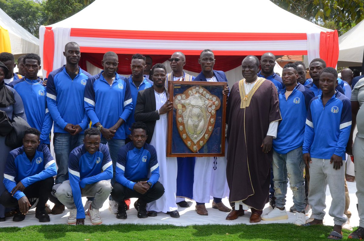 Bika bya Baganda (@bika_byabaganda) on Twitter photo Minisita Robert Serwanga ow'Abavubuka, Emizannyo n'Ebitone atuuse ku butaka bw'abazzukulu ba Nsamba abeddira Engabi e Buwanda. Ayaniriziddwa Omutaka Nsamba Aloysious Magandaazi Lubega.
Abazzukulu abaawangula Engabo banjulidde Omutaka obuwanguzi bwe baatukako
<a href="/robert_serwanga/">Minister for Youth, Sports and Arts - Buganda</a> Minisita Robert Serwanga ow'Abavubuka, Emizannyo n'Ebitone atuuse ku butaka bw'abazzukulu ba Nsamba abeddira Engabi e Buwanda. Ayaniriziddwa Omutaka Nsamba Aloysious Magandaazi Lubega.
Abazzukulu abaawangula Engabo banjulidde Omutaka obuwanguzi bwe baatukako
<a href="/robert_serwanga/">Minister for Youth, Sports and Arts - Buganda</a>