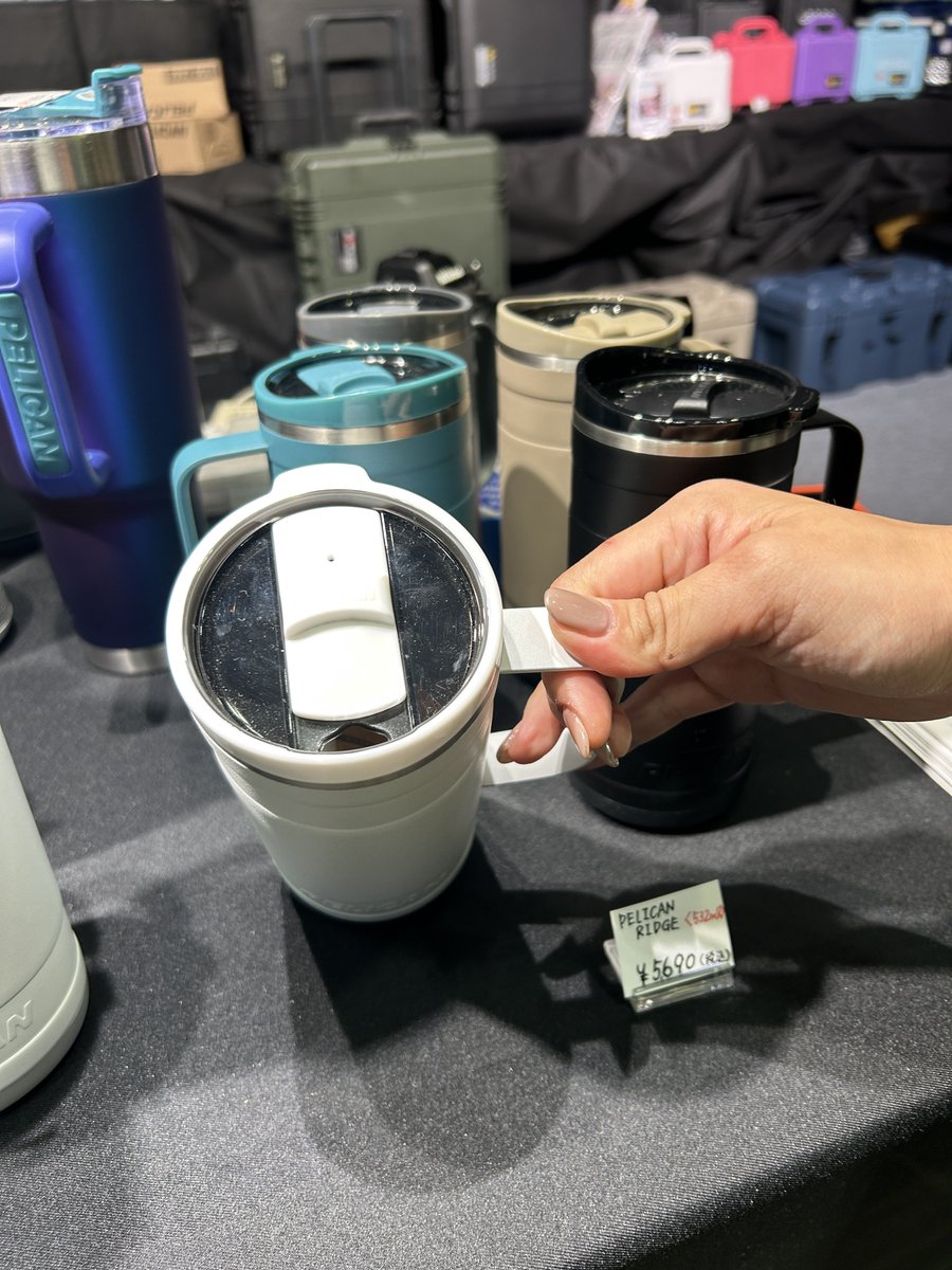 いくつかある中で私も買おうとしてるのが、

【ペリカン リッジ 18oz/532mlダブルウォールステンレスマグ】

・取り外し可能なフタ(虫はいらない)
・スマートに見えて532ml入る(ロング缶の泡まで入る)
・底に取り外し可能なシリコンカバー付き(マグも机も傷つかない&amp;置く時静か)