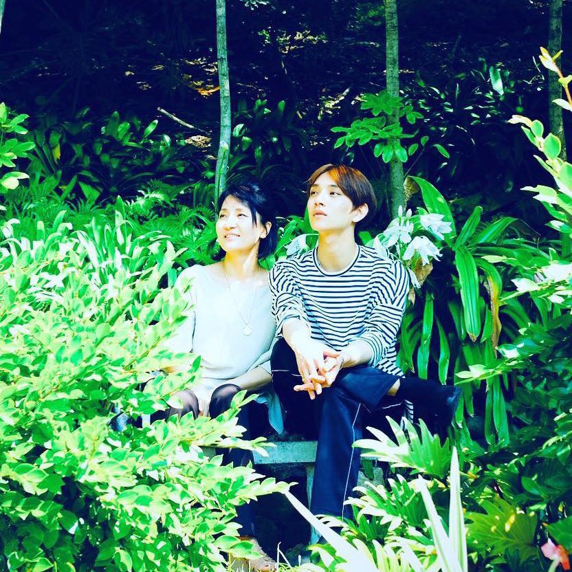 croishuant's tweet photo. one thing that i love about joshua is him being a mama's boy, not the typical mama's boy we've known but i love how he treats and spoils his mother like a queen so much bc she was working so hard for him that he grew up being a sensible and responsible son. https://t.co/NQ22laxI1O