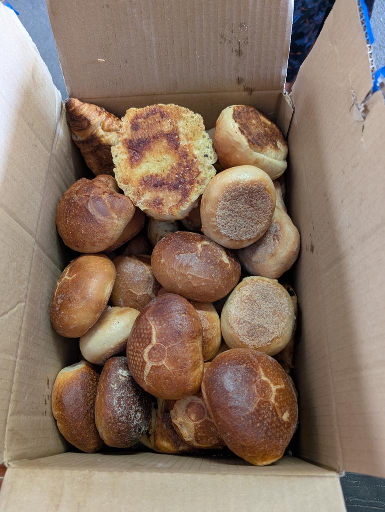 Schlangestehen damit Du satt wirst, weil das Geld erst am Montag kommt.