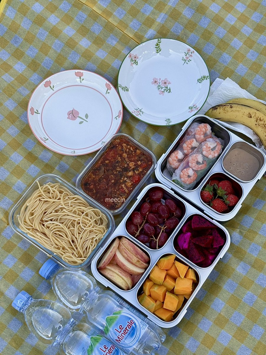 meecin_'s tweet photo. Tadi pagi piknik seru di KRB, aku bikin spaghetti bolognese sekalin untuk #WeekendPasta bikin spring roll yang menguji kesabaranku tapi aku tidak menyerah nanti akan bikin lagi dan bawa buah-buahan. ✨🍀🌞 https://t.co/BAi2l4e5h3