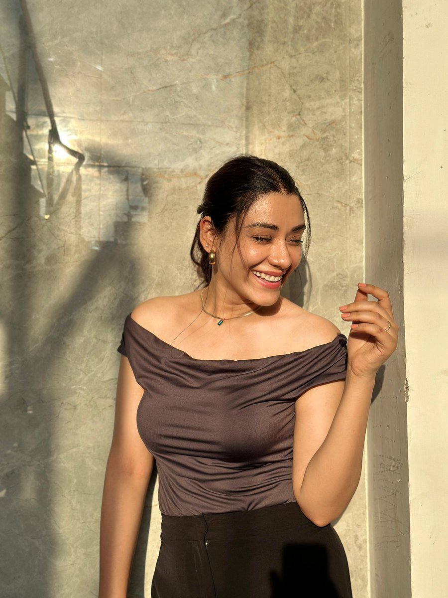 iam_anchalsingh's tweet image. Caught between frames- not quite on set, not quite off it 💕
#workmode
#AanchalGSinggh