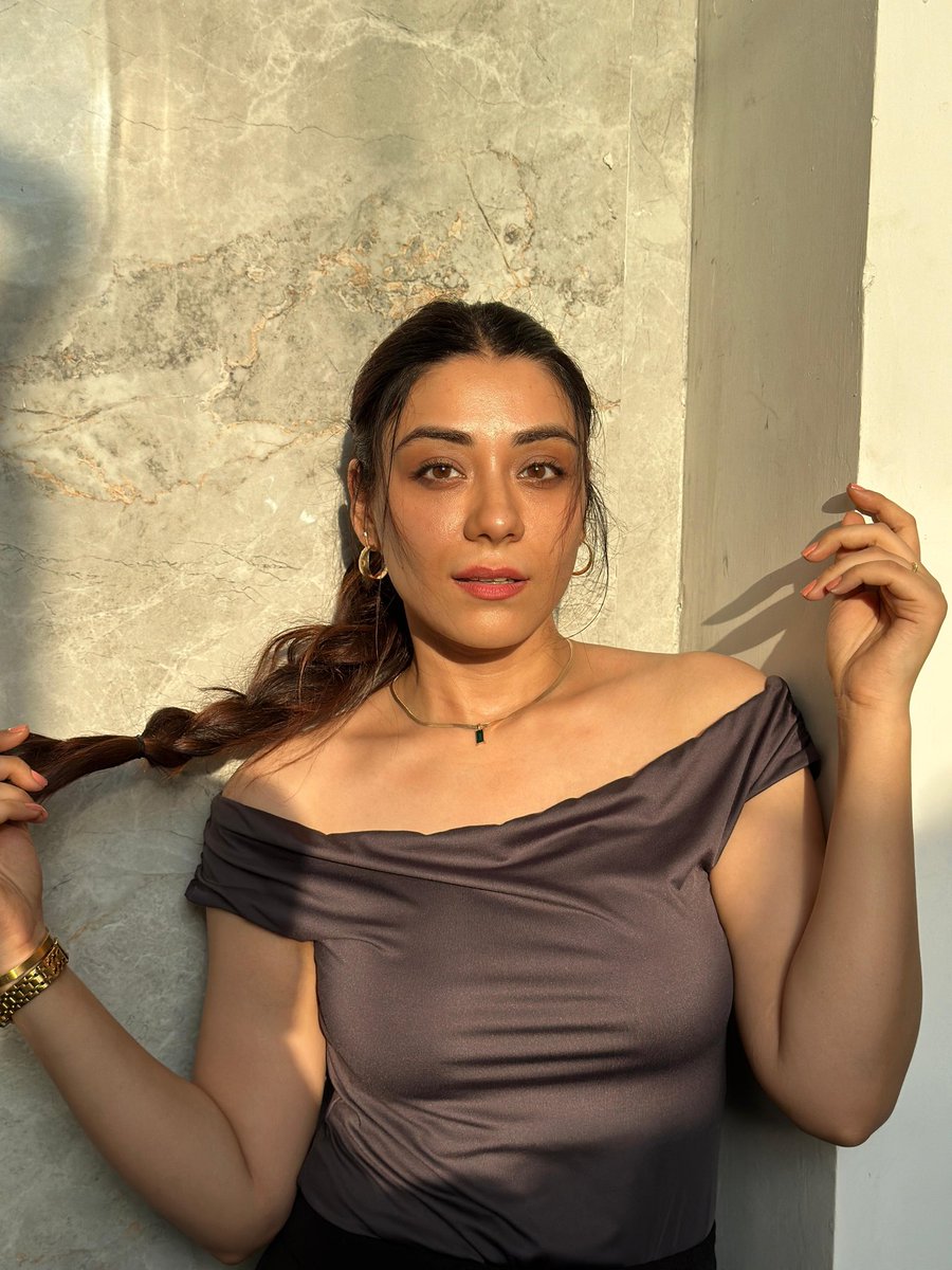 iam_anchalsingh's tweet image. Caught between frames- not quite on set, not quite off it 💕
#workmode
#AanchalGSinggh