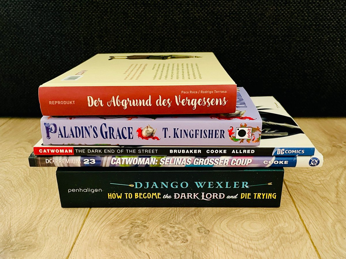 Wochenend-SUB. Den ersten, sehr charmanten Paladin-Roman von T. Kingfisher krieg ich heute sicher endlich durch. Mal sehen, was ich dann noch so schaffe. Das nächste Buch liegt schon bereit, und auch ein bisschen neue &amp; alte Comiclektüre für die Arbeit #sub #Bookstagram #comics
