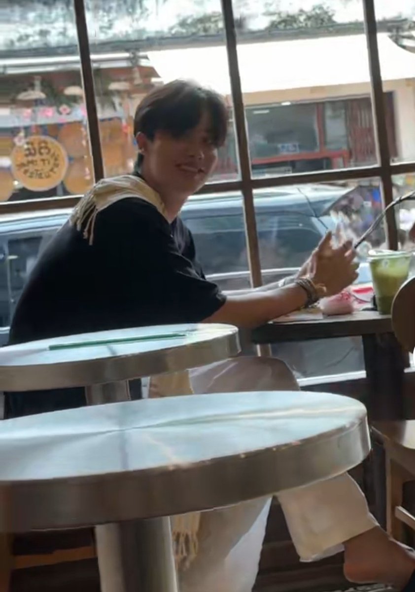 มุมนี้คือ พี่โชนของน้องน้ำมาก นั่งอ่านจดหมายแล้วหันมายิ้ม คือพี่ ˃̵͈᷄⌓˂̵͈᷅ 

: #Tawan_V