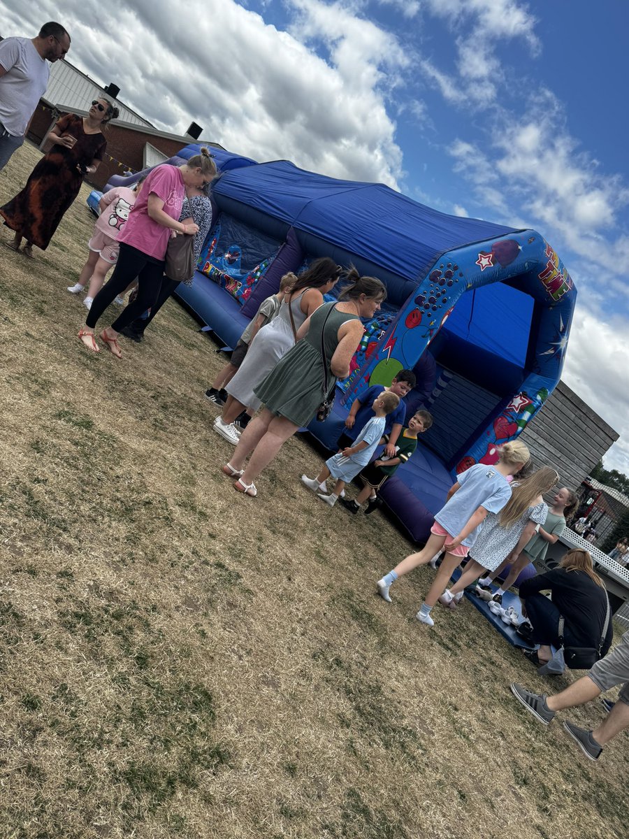 NorbridgeCIA's tweet image. We have a bouncy castle, an assault course and an inflatable dartboard 🏰🎯@DeltaNorbridge