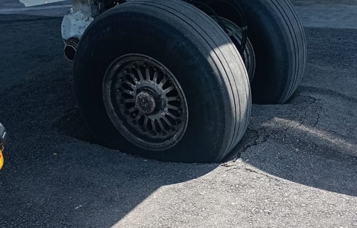 RumaxAviation's tweet image. Read more: facebook.com/photo?fbid=604…

#PlaneIncident #AzulAirlines #AviationNews #AirplaneAccident #FernandoDeNoronha #BrazilAirport #EmbraerE195 #FlightAD4719 #AirportDrama #TarmacIncident #AviationDaily #BreakingNews #AirlineNews #AvGeek #TravelNews #AircraftSpotting #AirportLife