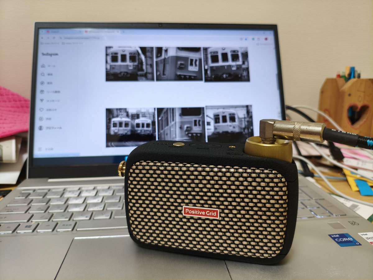 maopapa777's tweet image. ギターを買ったの全然弾いてなくて、これはよくないと思いアンプを買いました。Positive Grid の Spark GO です。小さいけどなかなかいい音がします。これから毎日、少しの時間でもギターに触れることから始めたいと思います。#ギターアンプ #PositiveGrid #SparkGO