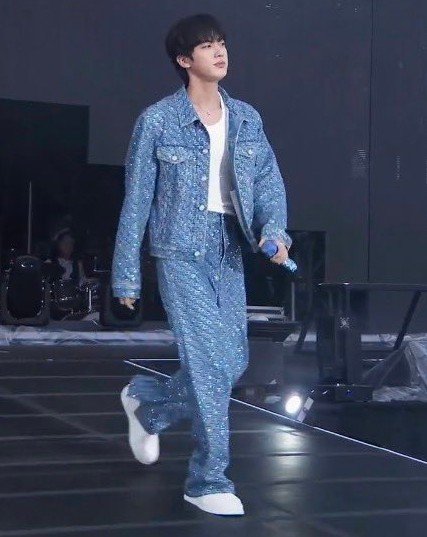 kimjeonayesha's tweet photo. KIM SEOKJIN IS HERE 💙 
JIN LITERALLY AMZE EVERYONE THIS IS RUN JIN. 
JUST LOOK AT HIM OUR TRUE ROCKSTAR ✨ 
THE WAY HE SHINNING IS JUST LIKE A BLUE FLAME 💜

JIN LIVE IN GOYANG DAY 1 
#RUNSEOKJIN_epTOUR_GOYANG 
#RUNSEOKJIN_epTOUR https://t.co/zAWEMxqVi0