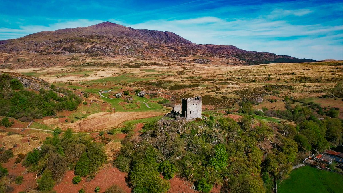 📍 Castell Dolwyddelan

Yn sefyll yn uchel dros y brîff ffordd rhwng Betws-y-Coed a Blaenau Ffestiniog, dyma un o gaerau Cymreig Llywelyn ab Iorwerth 🏰 

Cynllunia dy ymweliad nesaf 📲 (linc yn ein bio)

#croesoeryri #croesocymru #cestyllcymru #eryri