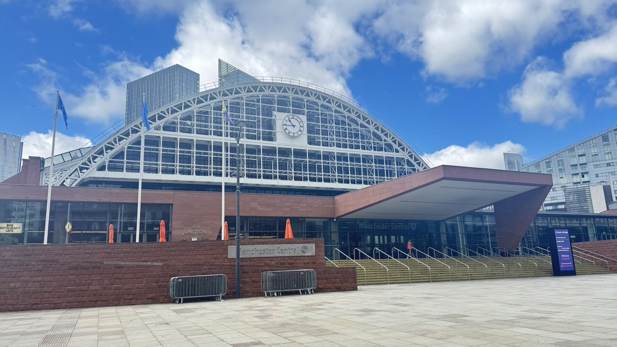 JEOLEUROPE's tweet image. Great to be back in Manchester for day 1 of the 3-day booth build for #MMC2025UK! Day one - booth construction! 👷 🏗️ 🚧
#JEOL #MMC2025 #Microscopy #ElectronMicroscopy @RoyalMicroSoc