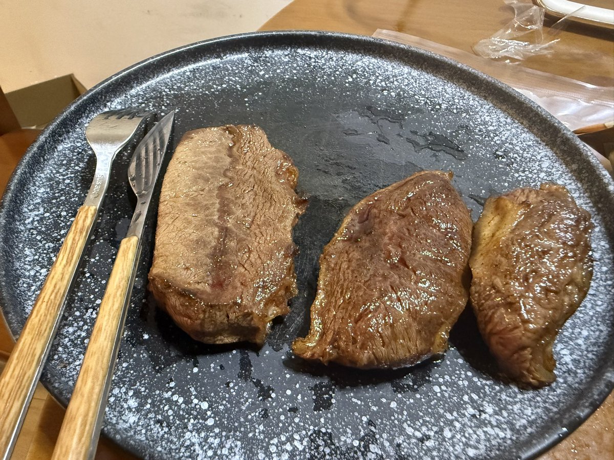 最近在小红书学到了买牛肉 去找一些带国际场号的牛肉 
比如阿根廷🇦🇷1920
澳洲203 628

在拼多多上面花37一斤买了5斤1920板腱 加点钱让商家切好 

黄油一煎 黑胡椒盐一撒 爽死了