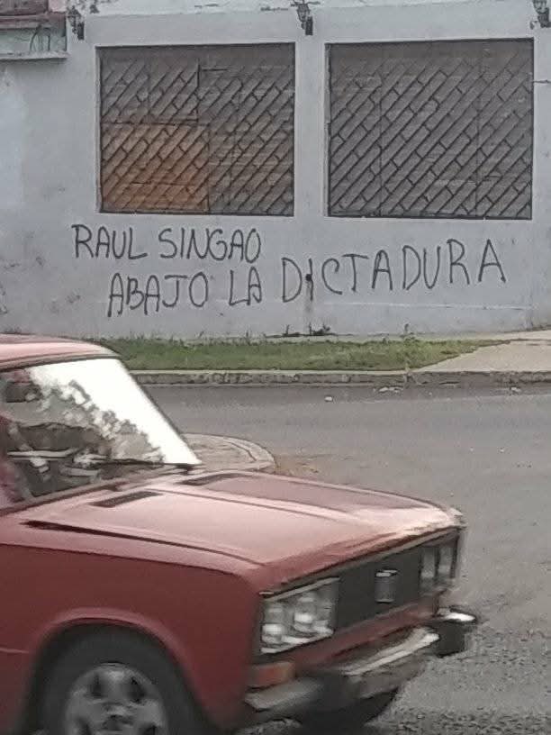 Colaboración al concurso pinta tu pedacito, esta vez desde Buenavista en 70 y 27.

El apellido se expande entre los dictadores. 

🫴🏻 Bellísimo.